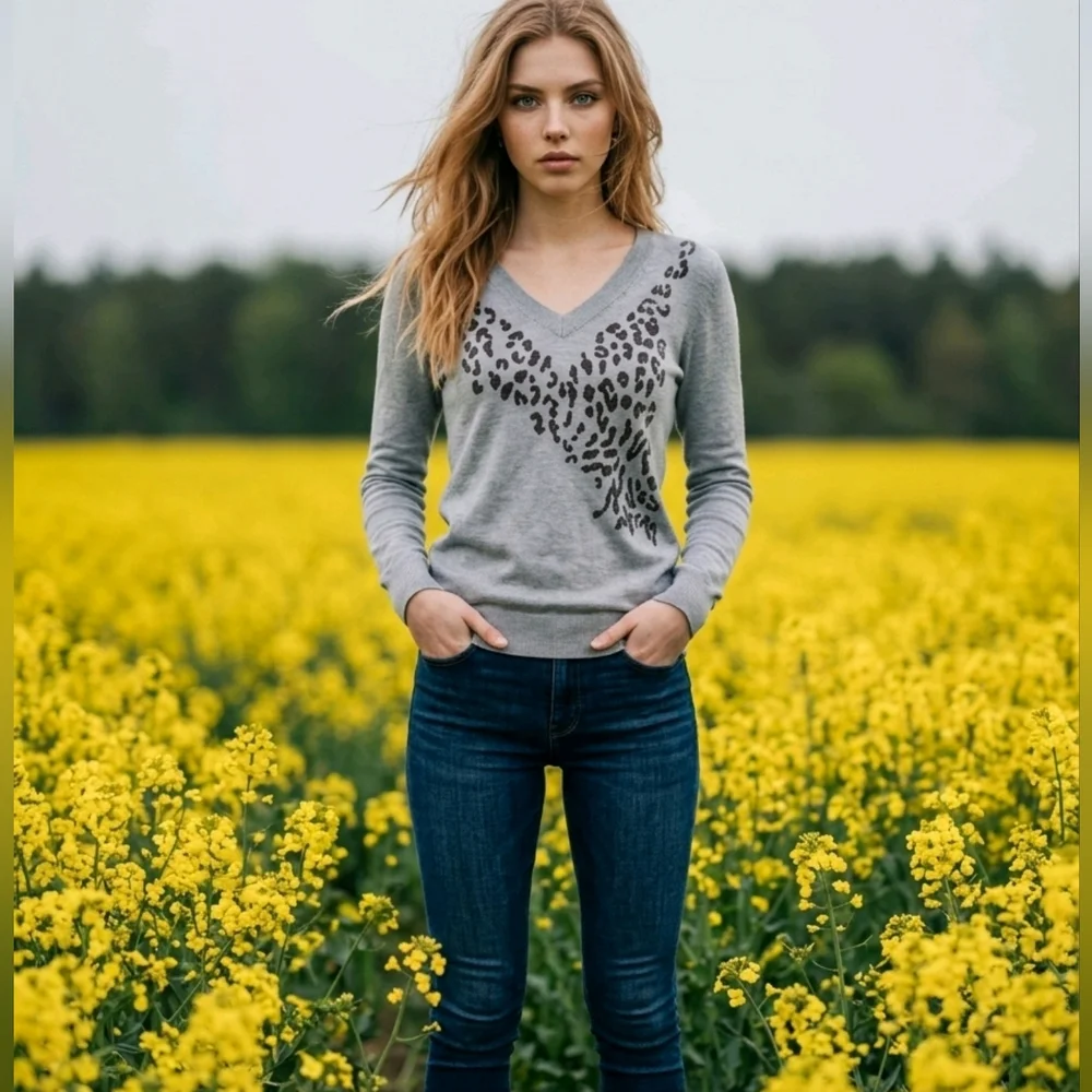 NWT New Directions Belk Gray Sequin Leopard Print V-Neck Sweater Small